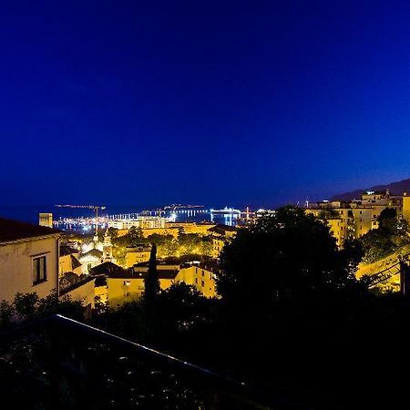 Bed And Travel Apartment La Minerva Suite Salerno Exterior foto