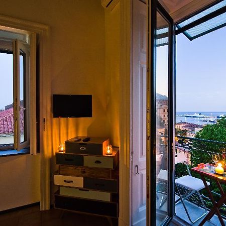 Bed And Travel Apartment La Minerva Suite Salerno Exterior foto