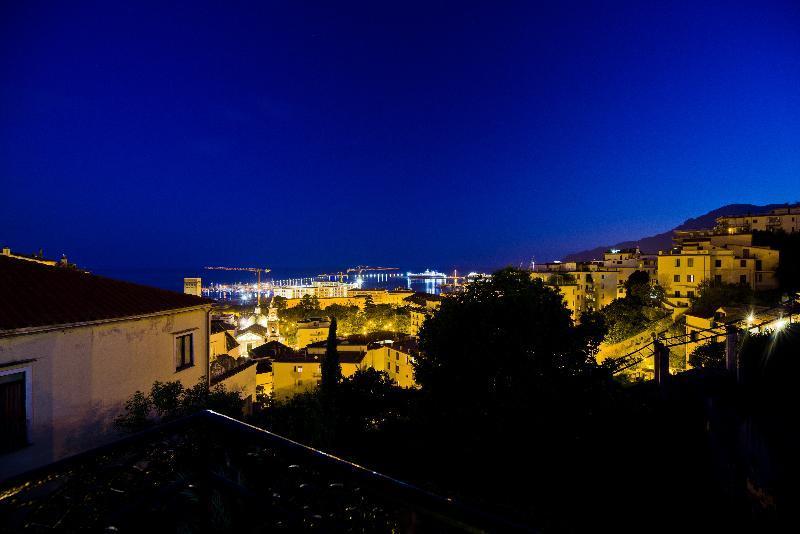 Bed And Travel Apartment La Minerva Suite Salerno Exterior foto