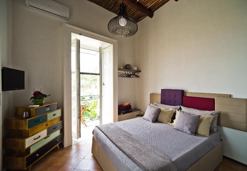 Bed And Travel Apartment La Minerva Suite Salerno Exterior foto